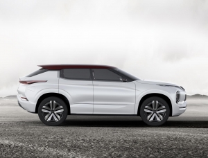Mitsubishi gt phev concept side
