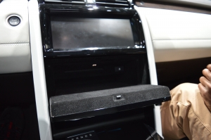land-rover-discovery-cubby-hole-2